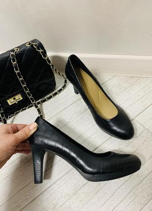 Нові брендові базові класичні жіночі туфлі clarks з натуральної шкіри 38 розмір