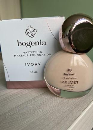 Тональна основа для обличчя bogenia velvet foundation spf 20 з матувальним ефектом 001 ivory