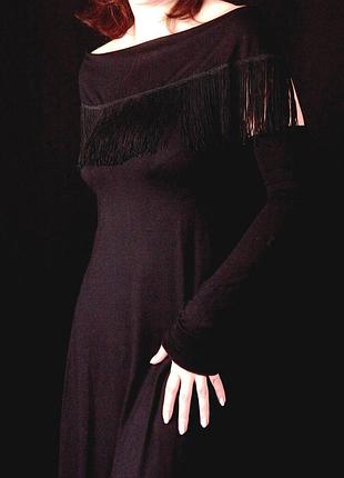 Сукні з бахромою і відкритими плечима