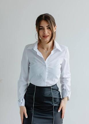 Костюм удлиненная белая рубашка и юбка из эко кожи