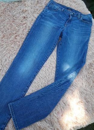 Джинсы с плотного денима