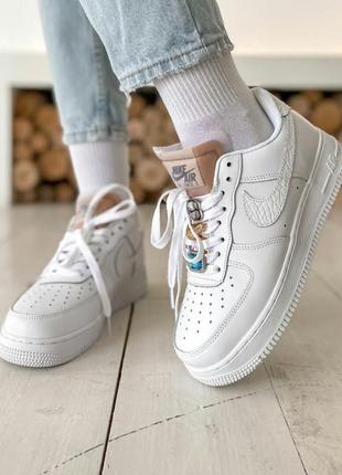 Шикарні кросівки nike air force 1 lx white lace beige кросівки1 фото