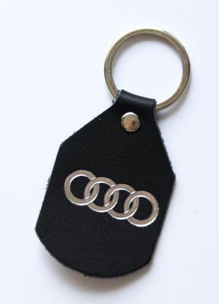 Брелок з логотипом авто "audi" чорний з посрібленням.