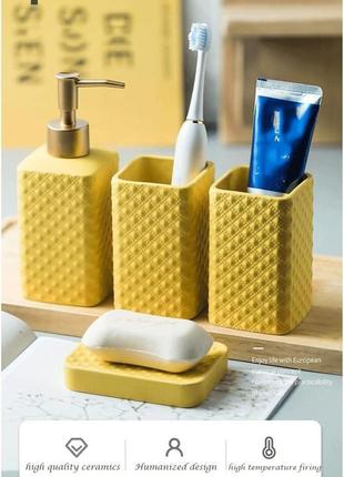 Комплект керамічних аксесуарів для ванни: дозатор, мильниця, стакани жовтого кольору3 фото