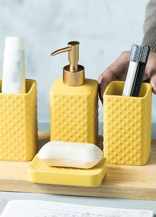Комплект керамічних аксесуарів для ванни: дозатор, мильниця, стакани жовтого кольору1 фото