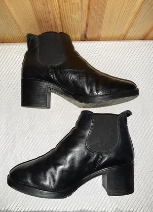Чёрные кожаные деми ботиночки с резинками вставками по бокам, на среднем каблуке8 фото
