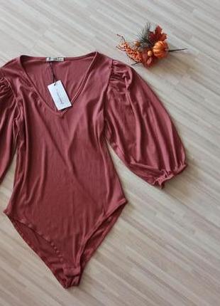 Дуже гарний боді з об'ємними рукавами stradivarius