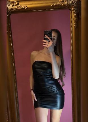 Черное платье мини из эко кожи4 фото