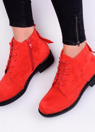 Стильные красные замшевые осенние деми ботинки низкий ход модные короткие