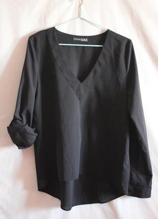 Чорна блуза з регульованим рукавом і v-подібним вирізом