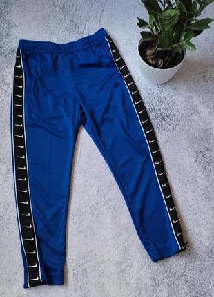 Чоловічі спортивні штани з лампасами nike sportswear pant — indigo tech1 фото