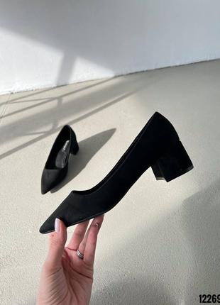 Черные замшевые классические туфли лодочки на среднем низком толстом каблуке с острым носом9 фото