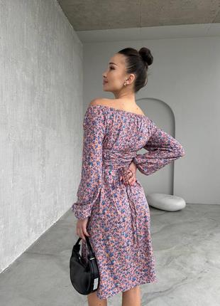 Платье с цветочным принтом с вырезом декольте с длинными рукавами на резинке с шнуровкой на спине с разрезом по ноге спереди6 фото