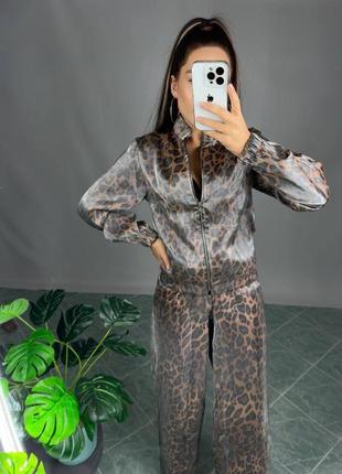 Хитовый шелковый леопардовый костюм женский комплект бомбер на молнии и широкие брюки свободного кроя качественный3 фото