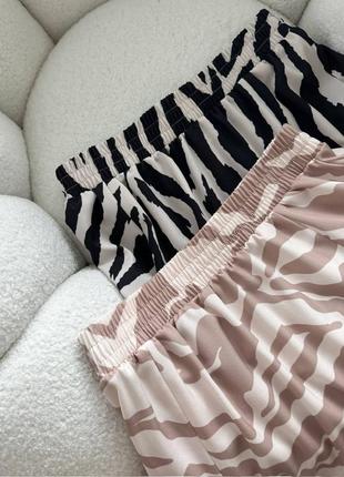 Яркая юбка-миди софт с разрезом и необычным принтом3 фото