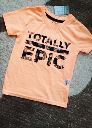 Яскрава дитяча футболка