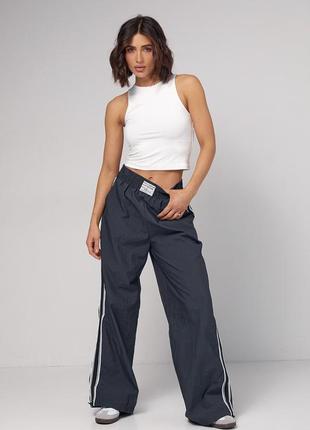 Женские молодежные качественные трендовые брюки с лампасами из плащевки3 фото