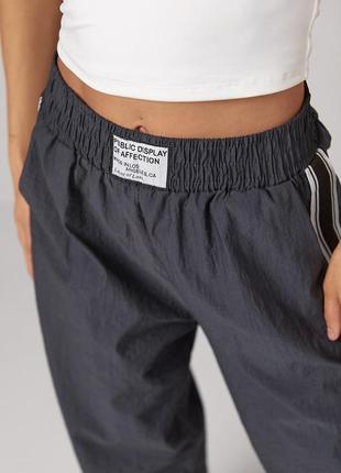 Женские молодежные качественные трендовые брюки с лампасами из плащевки5 фото
