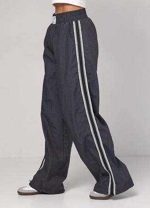 Женские молодежные качественные трендовые брюки с лампасами из плащевки1 фото