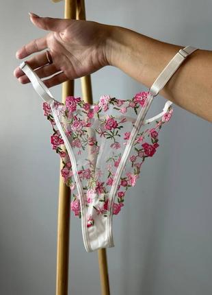 Комплект белья выполнен из прозрачной сеточки, украшен цветочной вышивкой🥰5 фото