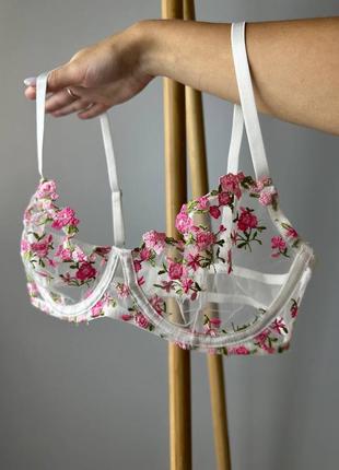 Комплект белья выполнен из прозрачной сеточки, украшен цветочной вышивкой🥰3 фото