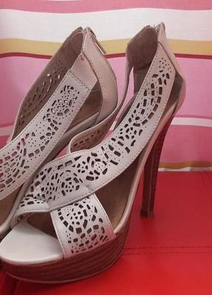 Шикарні ажурні босоніжки