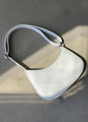 Белая сумка-багет из эко-кожи высокого качества с длинным ремнем
