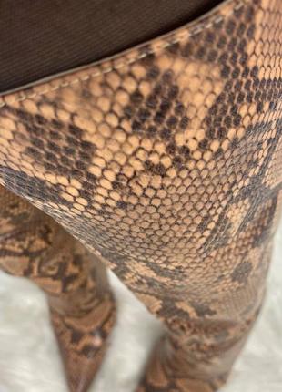 Новые женские ботфорты на шпильках ботинки на каблуке весенние в принт змеи с острым мысом4 фото