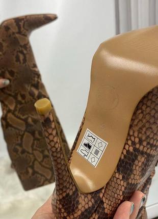 Новые женские ботфорты на шпильках ботинки на каблуке весенние в принт змеи с острым мысом8 фото