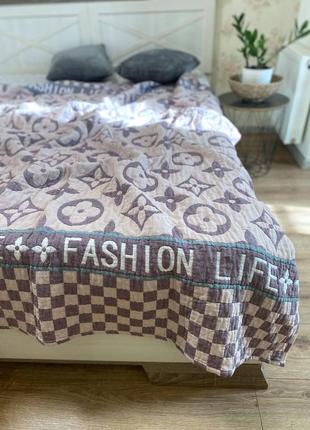 Покрывало с логотипами,брендовое, беж, коричневое, бежевое, с абстракцией, легкое, плед, льняное, летнее