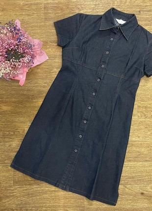 Базовое джинсовое платье на кнопках темно синего цвета1 фото