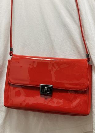Красная лаковая сумка