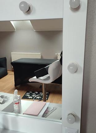 Туалетный макияжный косметологический столик с освещением7 фото