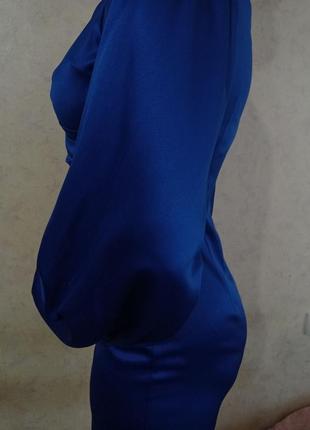Атласное короткое платье с объемными рукавами6 фото