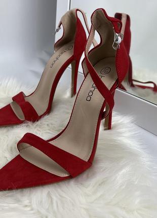 Новые женские красные замшевые босоножки с острым мысом на заколках на высоком каблуке3 фото
