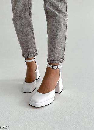 Елегантні жіночі шкіряні туфлі на підборах на каблуках з ремінцем натуральна шкіра босоніжки з закритим носиком шкіра квадратний мис білі2 фото