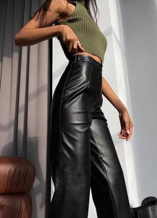 Жіночі класичні штани прямого крою із еко шкіри1 фото