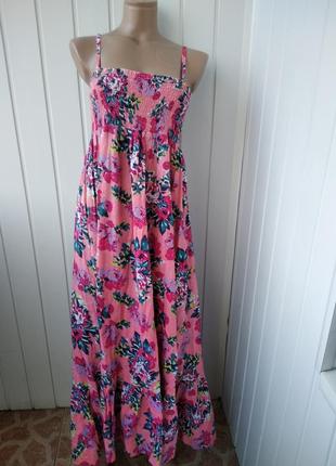 Яскрава сукня максі в квіти