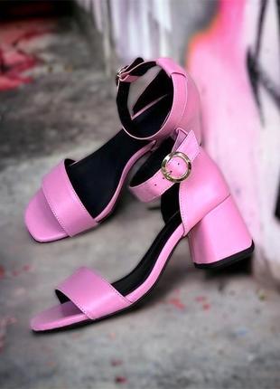 Розовые босоножки классические на удобном каблуке кожа