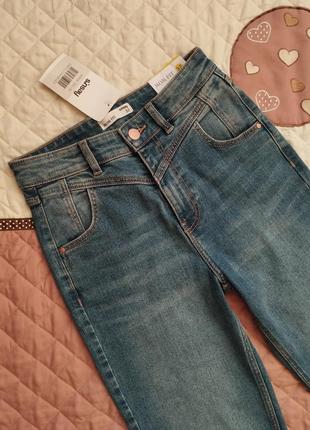 Новые с биркой джинсы мом sinsay 32 р. синие mom высокая посадка стильные укороченный крой4 фото
