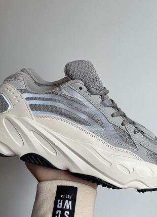 Женские кроссовки 
adidas yeezy boost 700