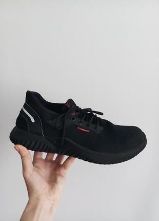 Чоловічі кросівки дуже якісні, міцні, резинова підошва