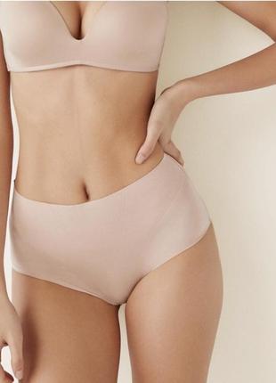 Бежеві коригуючі трусики із середньою посадкою