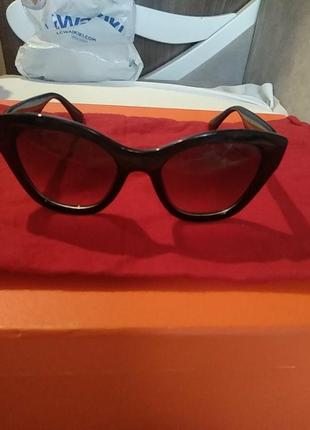 Окуляри класичні.