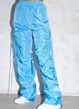 Необычные неоновые брюки со стяжками1 фото