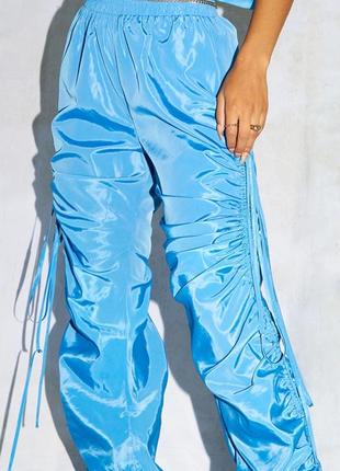 Необычные неоновые брюки со стяжками2 фото