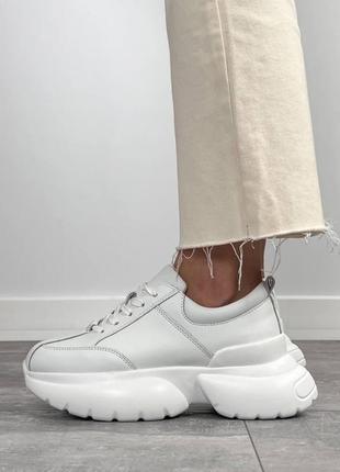 Білі жіночі кросівки на високій підошві потовщеній з натуральної шкіри
