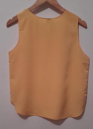Блуза без рукавів,  насиченого жовтого кольору.2 фото