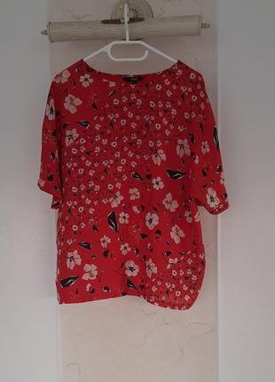 Блузка (блуза)  червона з коротенькими спущеними рукавами.