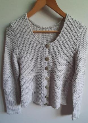 Світер сірого кольору, вязаний.